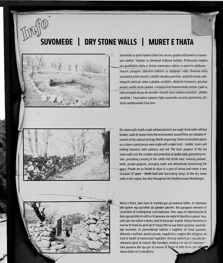 Information panel on dry-stone walls in three languages