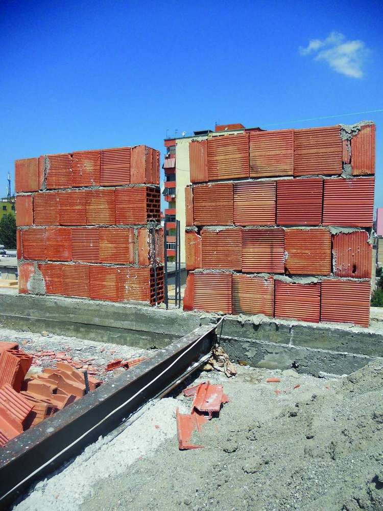 The same addition: two walls, with a gap left for a future column